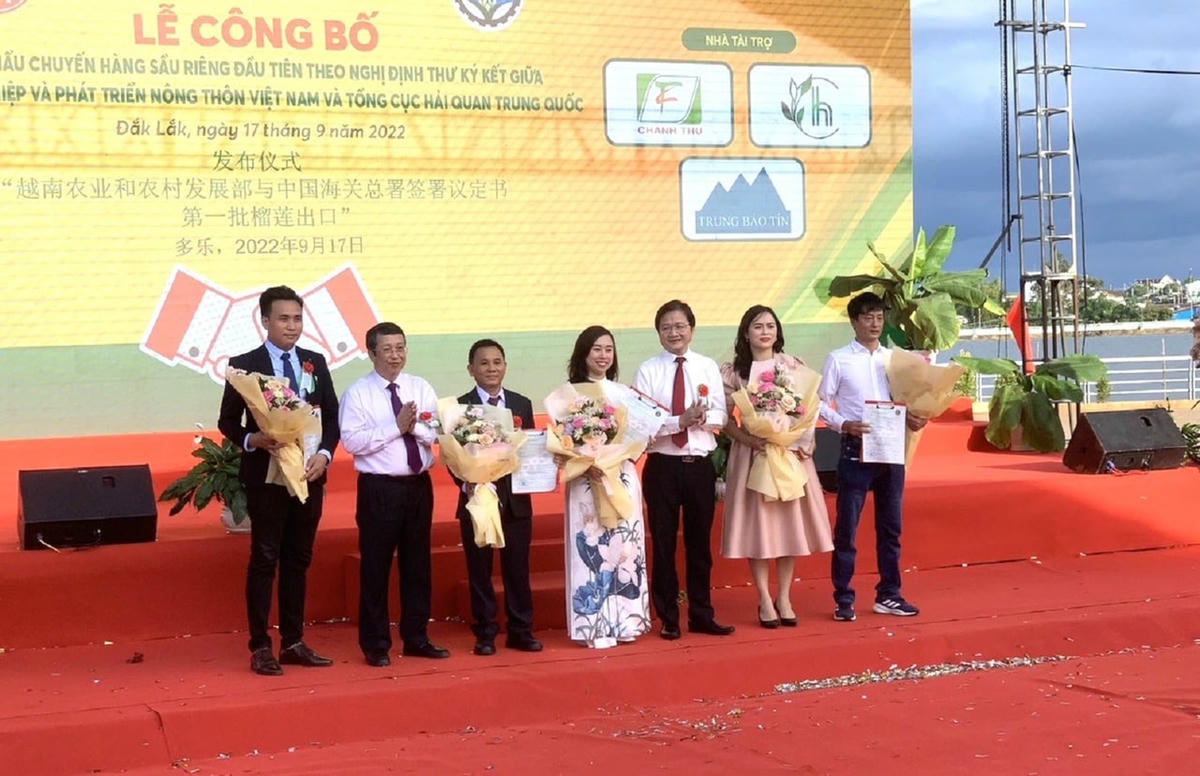 Lãnh đạo Cục Bảo vệ thực vật, Bộ Nông nghiệp và Phát triển nông thôn trao chứng thư kiểm dịch thực vật cho 5 doanh nghiệp xuất khẩu chuyến hàng sầu riêng đầu tiên xuất khẩu theo đường chính ngạch sang Trung Quốc.