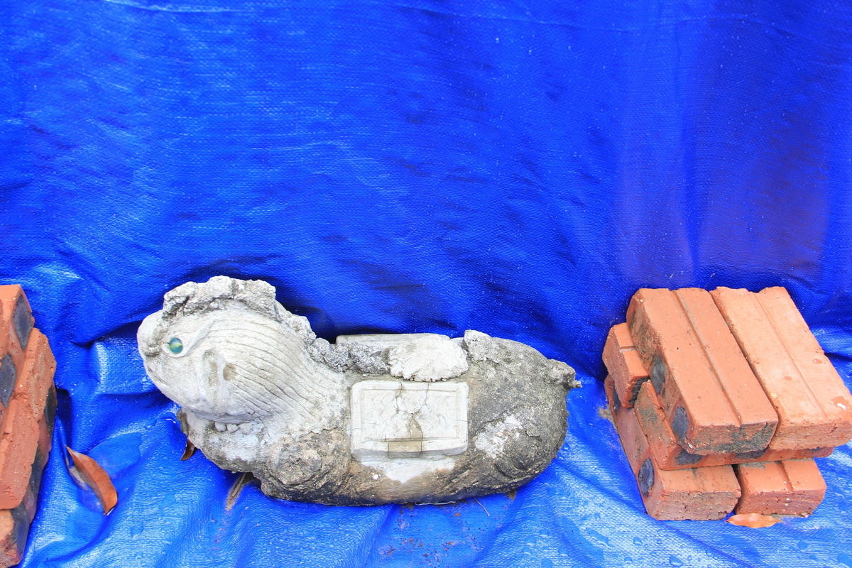 Các họa tiết, hoa văn ở ngôi chùa bị bong tróc hư hỏng