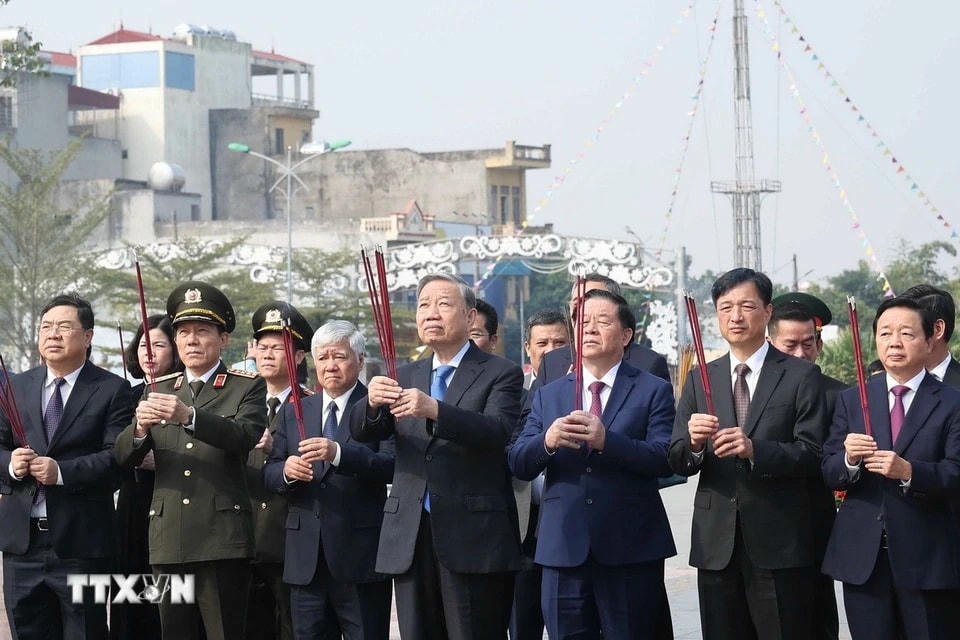 Tổng Bí thư Tô Lâm dâng hương tại Tượng đài Tổng Bí thư Trường Chinh ở thị trấn Xuân Trường, huyện Xuân Trường. (Ảnh: Thống Nhất/ TTXVN)