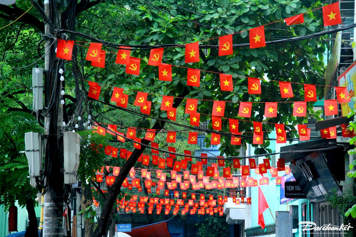 Không chỉ trên những trục phố lớn, mà ngay cả những con ngõ nhỏ cũng rực rỡ sắc cờ, hoa. Người dân chung tay trang trí, góp phần tạo nên bức tranh sinh động, lan tỏa niềm tự hào và tình yêu quê hương, đất nước. Ảnh: Phạm Sỹ.