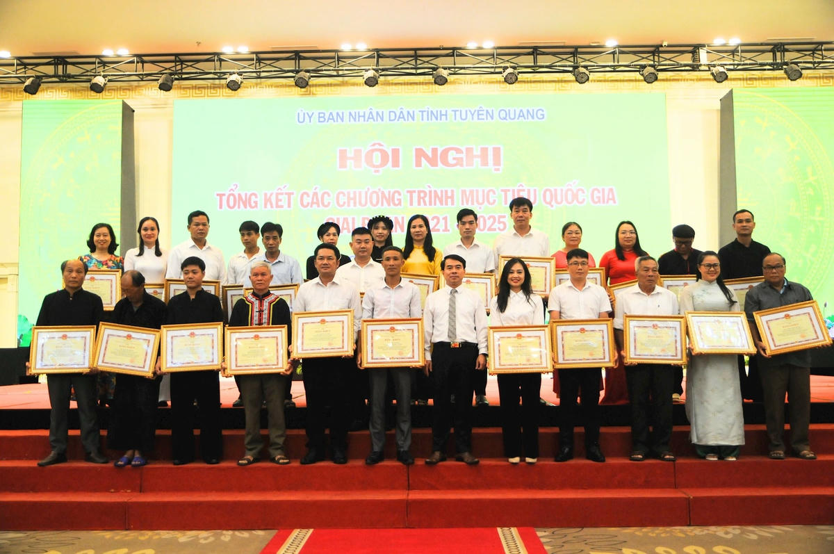 Ông Ma Quang Hiếu - Giám đốc Sở Dân tộc và Tôn giáo tặng Bằng khen cho các cá nhân, đơn vị có thành tích xuất sắc trong thực hiện các Chương trình MTQG. Ảnh Xuân Trường.