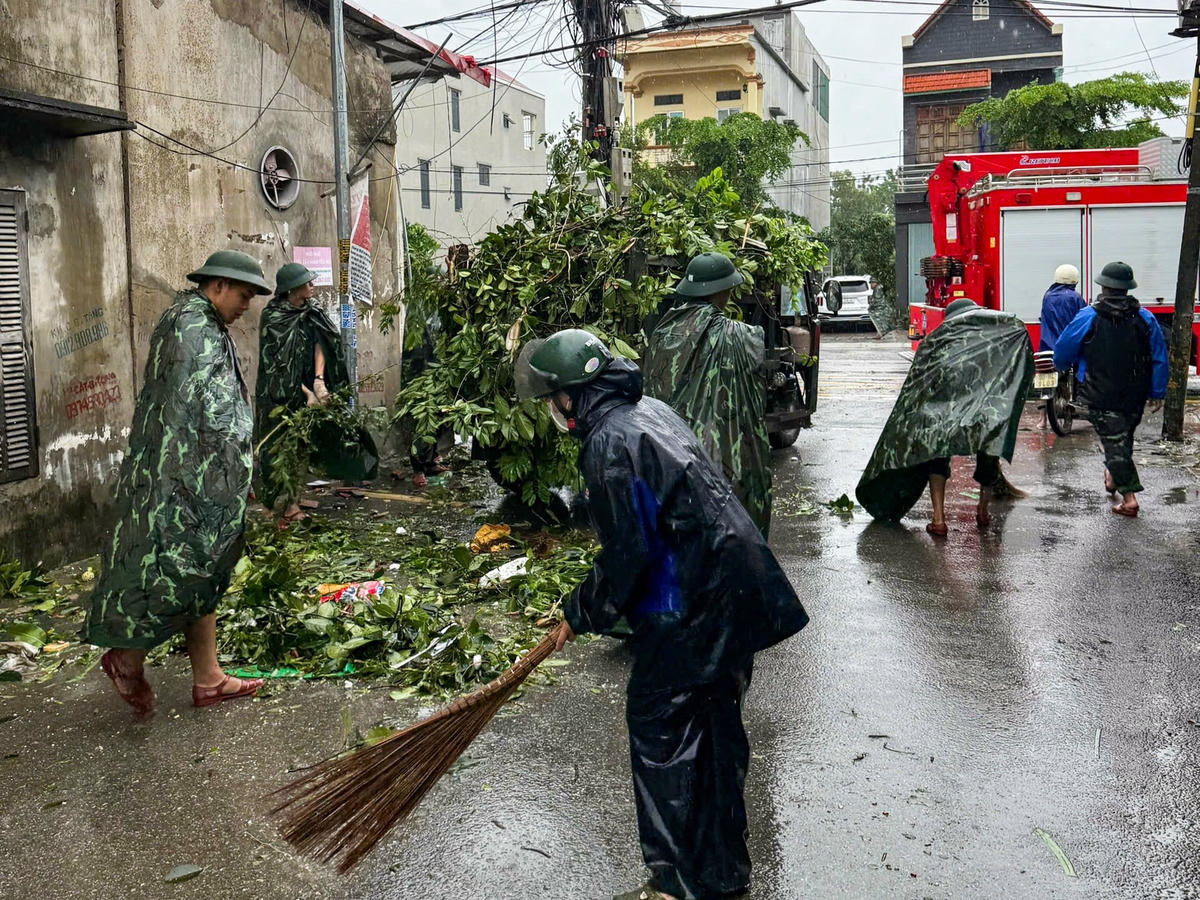 Nhiều lực lượng được điều động để hỗ trợ người dân phường Lý Thường Kiệt, Kim Bảng khắc phục hậu quả thiên tai. Ảnh: V.T