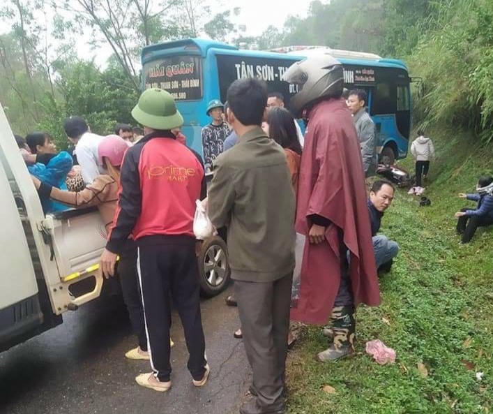 Các nạn nhân được đưa đi cấp cứu