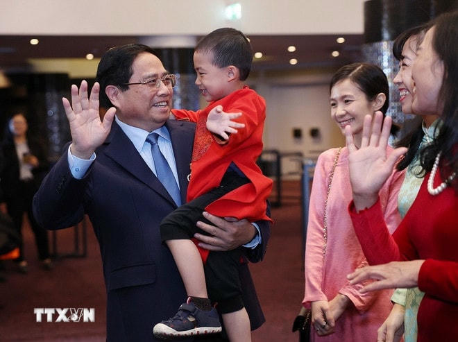 Thủ tướng Phạm Minh Chính và Phu nhân với cộng đồng người Việt Nam tại Estonia. (Ảnh: Dương Giang/TTXVN) ttxvn-thu-tuong-cong-dong-nguoi-viet-nam-tai-estonia-5.jpg