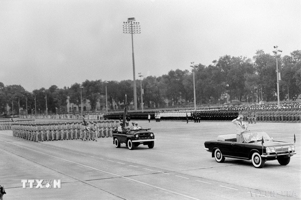 Đại tướng Lê Trọng Tấn, Tổng tham mưu trưởng QĐND Việt Nam dẫn đầu cuộc duyệt binh. (Ảnh: Xuân Lâm/TTXVN)