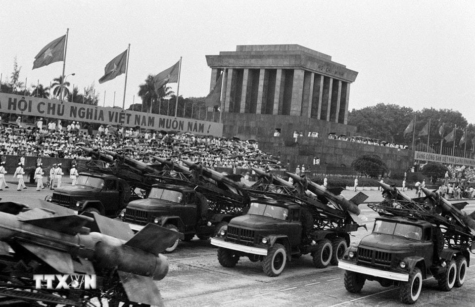 Đơn vị tên lửa của Binh chủng Phòng không không quân diễu qua lễ đài. (Ảnh: Văn Bảo/TTXVN)