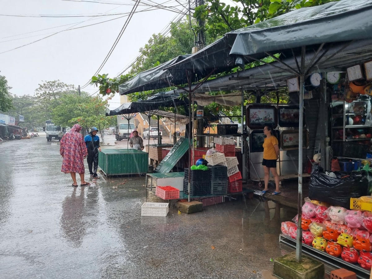 Theo báo cáo, tính đến ngày 14/10, mực nước hồ Cẩm Ly đạt 98,6% dung tích; hồ Rào Đá đạt 59% dung tích; hồ Phú Vinh đạt 39% dung tích. Hiện trạng các hồ chứa nước cơ bản hoạt động bình thường, các hồ có cửa van đều treo cửa. Công ty đã lên các phương án phòng, chống thiên tai, ứng phó khẩn cấp; tập kết vật tư, vật liệu dự phòng tại đầu mối công trình đầy đủ; kiểm tra, vận hành thử máy phát điện vận hành tràn xả lũ, máy phát điện chiếu sáng, thông tin liên lạc; thường xuyên theo dõi diễn biến của thời tiết, chủ động triển khai phương án phòng, chống thiên tai và ứng phó với tình huống khẩn cấp.