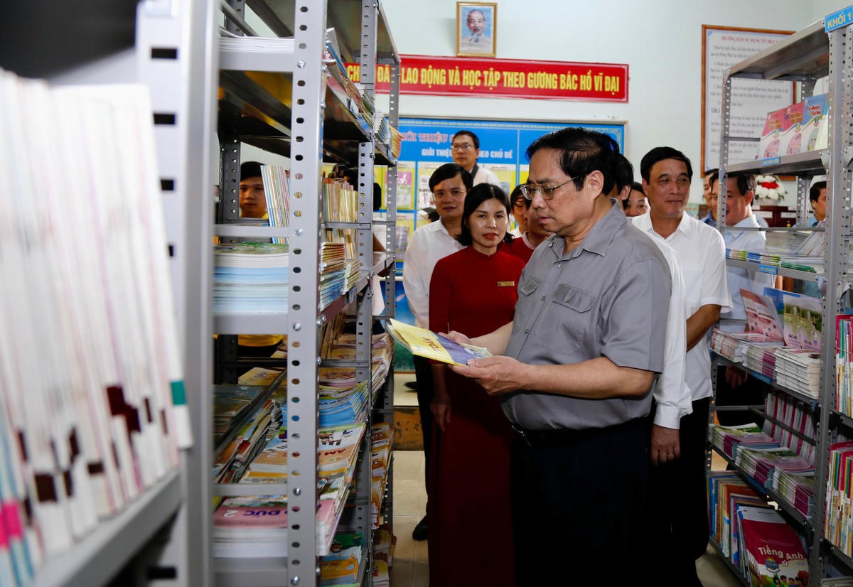 Thăm thư viện của trường...