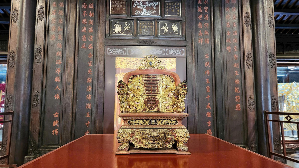 Ngai hoàng đế Duy Tân, biểu tượng quyền lực của ngôi vị đế vương, ngai được trang trí với đồ án chủ đạo là rồng 5 móng. Tạo hình rồng trên ngai được thể hiện ở nhiều vị trí với nhiều tư thế, biểu đạt những trạng thái khác nhau.