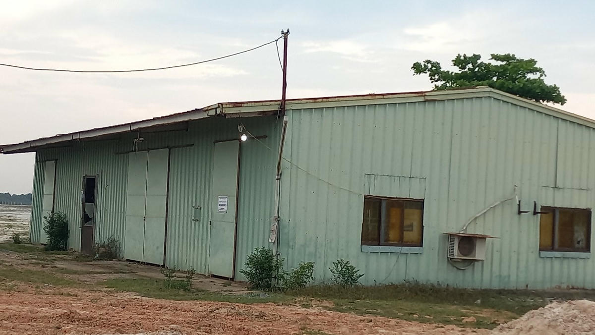 Nhà điều hành phía trong dự án đóng cửa im lìm và có dấu hiệu xuống cấp.