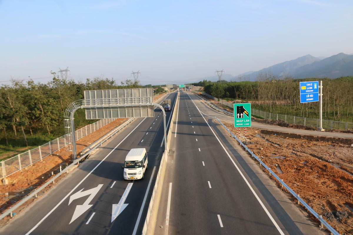 Hình ảnh ghi nhận tại đoạn lối ra/vào thị trấn Phong Điền và thị xã Hương Trà (Thừa Thiên - Huế).