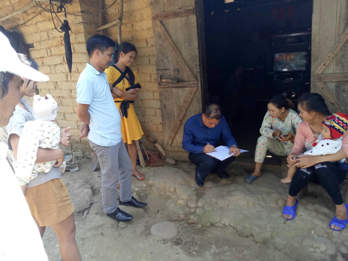 Cán bộ cơ sở bám sát địa bàn để nâng cao ý thức người dân trong phòng, chống tảo hôn.