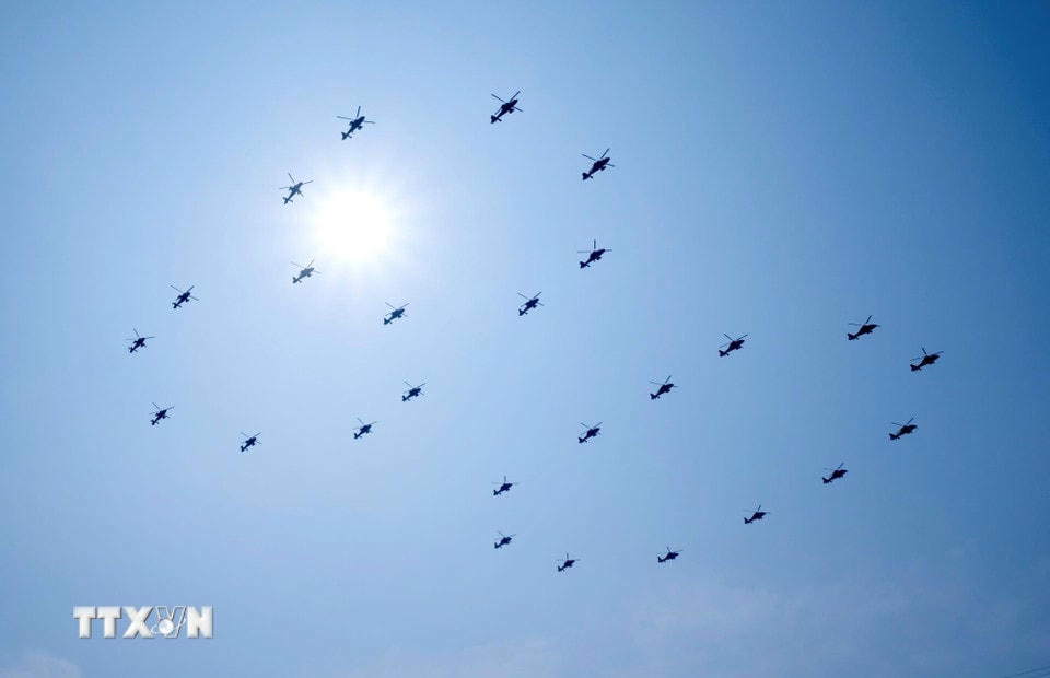 Trực thăng trình diễn tại Lễ duyệt binh kỷ niệm 80 năm chiến thắng phátxít của nhân dân thế giới ở Bắc Kinh, Trung Quốc, ngày 3/9/2025. (Ảnh: THX/TTXVN)