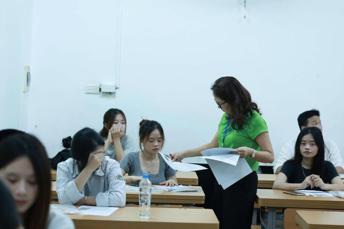 Cán bộ coi thi phổ biến quy chế thi tại điểm thi Trường THCS&THPT Lương Thế Vinh (Hà Nội). Ảnh: T.V.