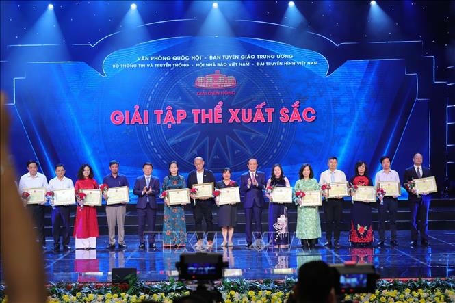 Trao giải Tập thể xuất sắc. Ảnh: Hoàng Hiếu/TTXVN