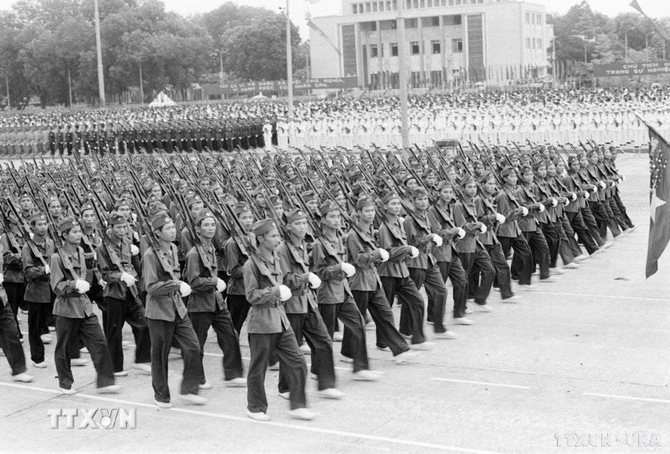 Khối tự vệ diễu qua lễ đài. (Ảnh: Xuân Lâm/TTXVN)