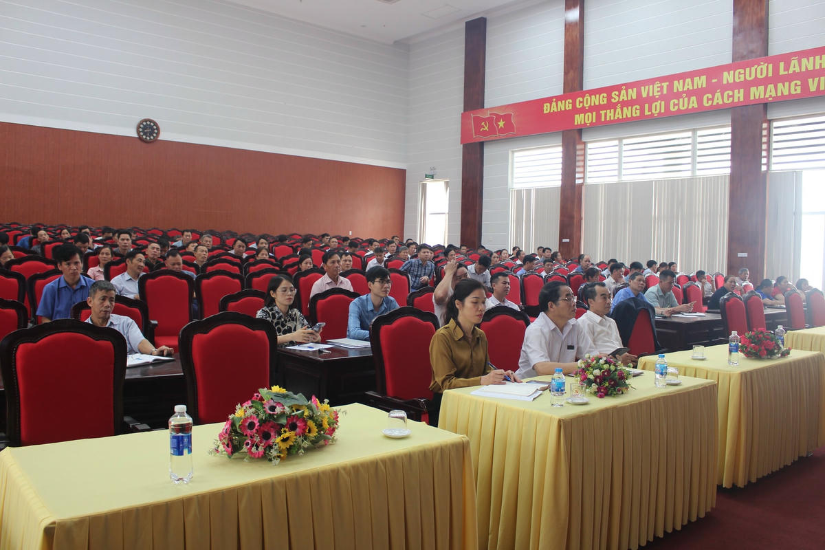 Các đại biểu tham gia hội nghị.