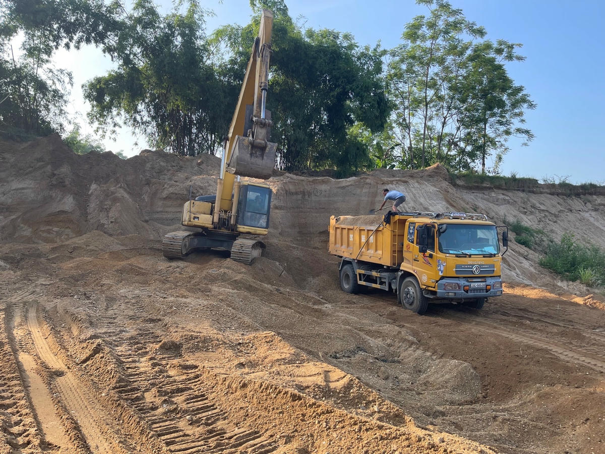 Hoạt động khai thác khoáng sản trái phép ngày 11/7 tại khu Vĩnh Lại. Ảnh: Ngô Hùng