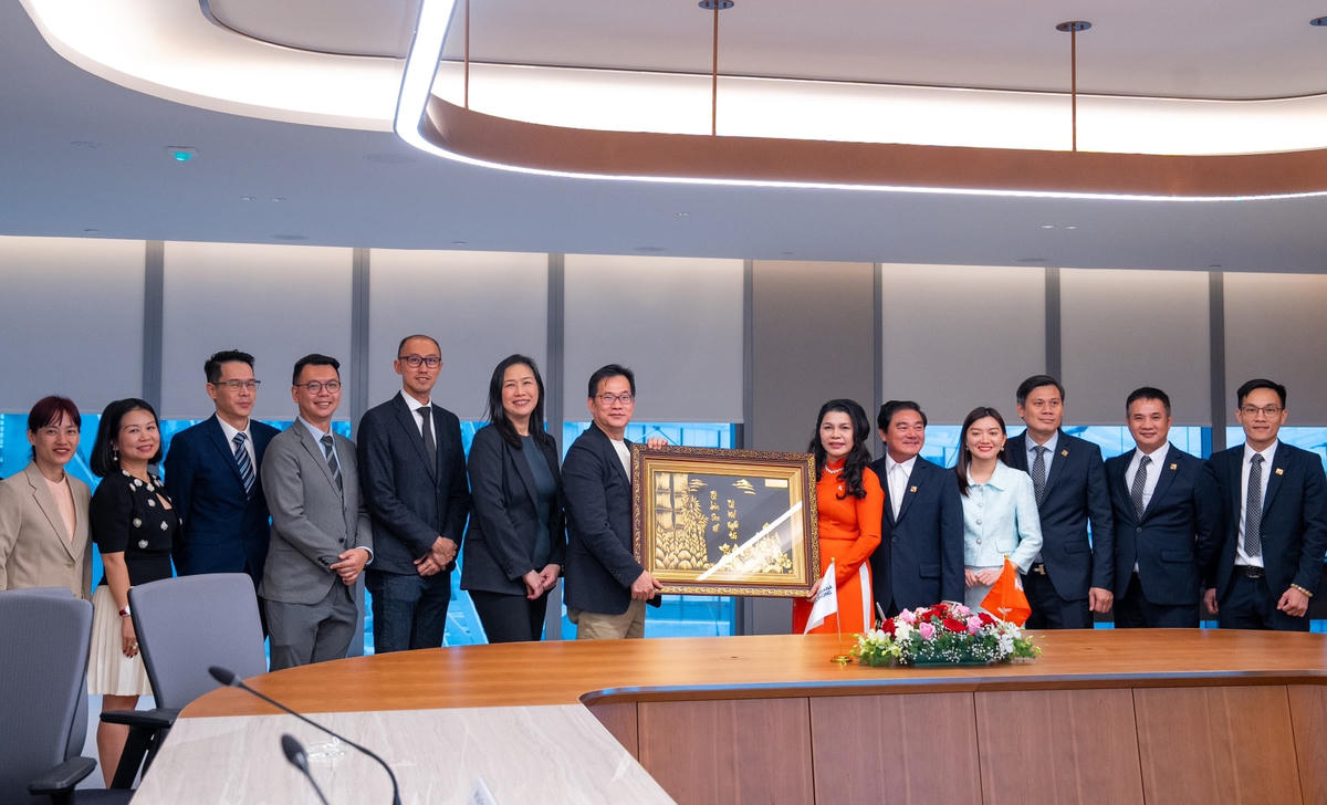 Ban lãnh đạo Kim Oanh Group trao tặng Tập đoàn Surbana Jurong bức tranh “Từ bùn sen nở - Từ khổ người tài”.