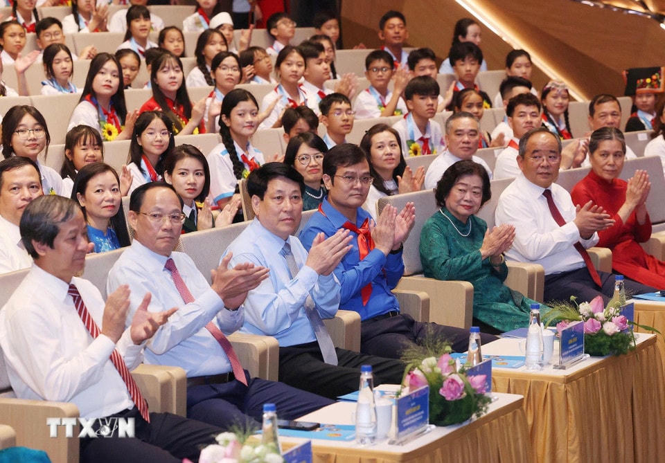 Chủ tịch nước Lương Cường và các đại biểu dự Lễ tuyên dương Cháu ngoan Bác Hồ toàn quốc lần thứ X, năm 2025. (Ảnh: Lâm Khánh/TTXVN)