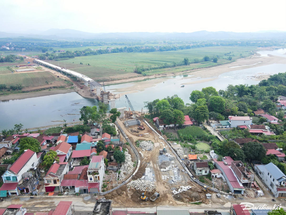 Tháng 9/2023, UBND tỉnh Thanh Hóa quyết định phê duyệt dự án đầu tư xây dựng cầu Cẩm Vân với tổng kinh phí 330 tỷ đồng, chiều dài hơn 1 km, đi qua 2 xã Cẩm Vân và Cẩm Tân (Mỹ Cẩm Thủy). Ảnh: Đình Minh