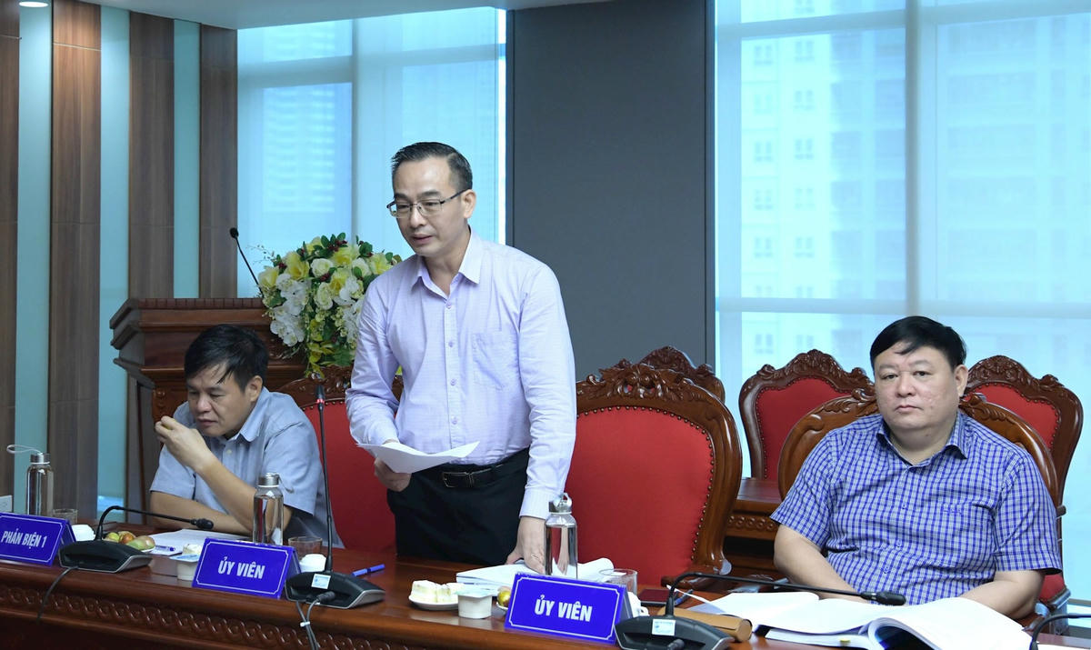 Các thành viên Hội đồng nghiệm thu góp ý với Ban Đề tài. Ảnh: Nguyễn Ly