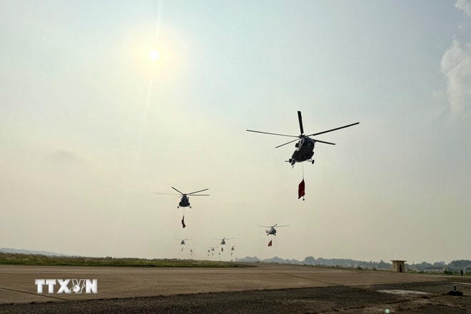 10 chiếc trực thăng Mi-8, Mi-17 và Mi-171 đồng loạt cất cánh bay lên bầu trời Thành phố Hồ Chí Minh để thực hiện nhiệm vụ bay chào mừng 50 năm Giải phóng miền Nam, thống nhất đất nước. (Ảnh: Lê Xuân/TTXVN) ttxvn-quan-chung-phong-khong.jpg
