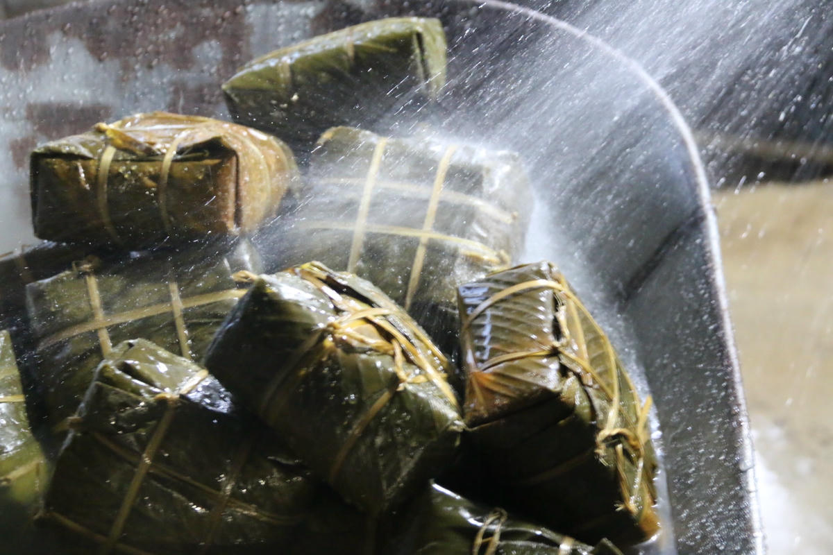 Bánh được rửa lại bằng nước sạch sau khi luộc chín.