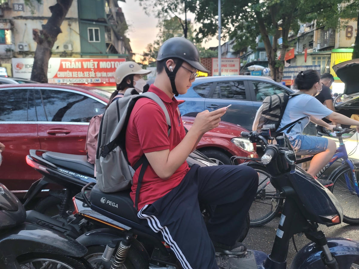 Ùn tắc khiến người mệt mỏi, nhiều người tranh thủ 