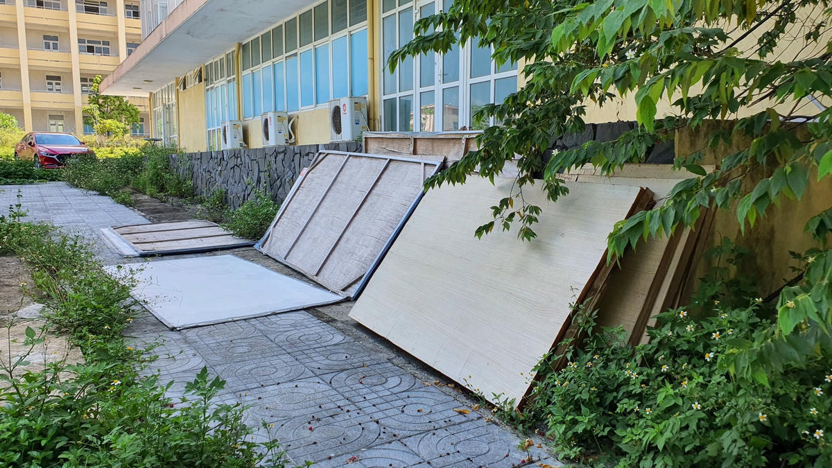 Nhiều tấm pano, áp - phích bị vứt bữa bãi khắp nơi.