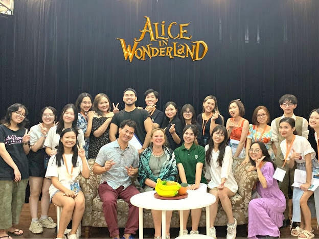 Các cố vấn, ekip cùng dàn diễn viên.