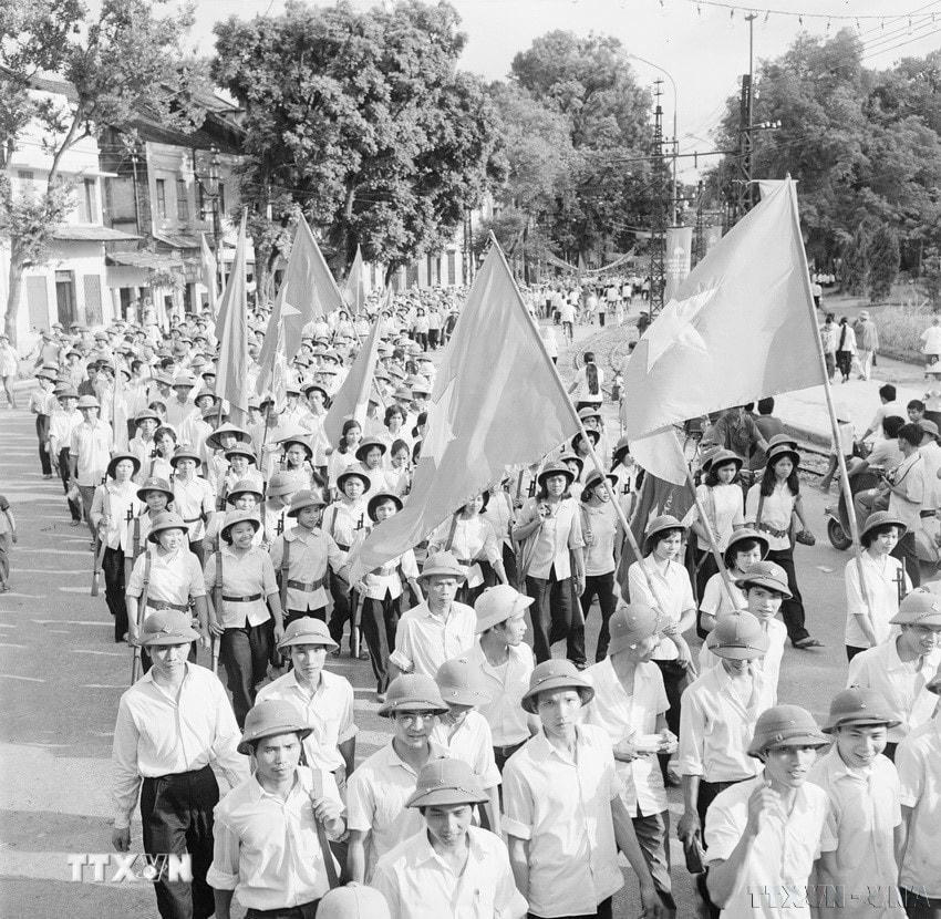 Tự vệ Thủ đô diễu hành trên các đường phố, hưởng ứng và nêu quyết tâm cảnh giác, sẵn sàng chiến đấu bảo vệ Tổ quốc. (Ảnh: Đinh Quang Thành/TTXVN)