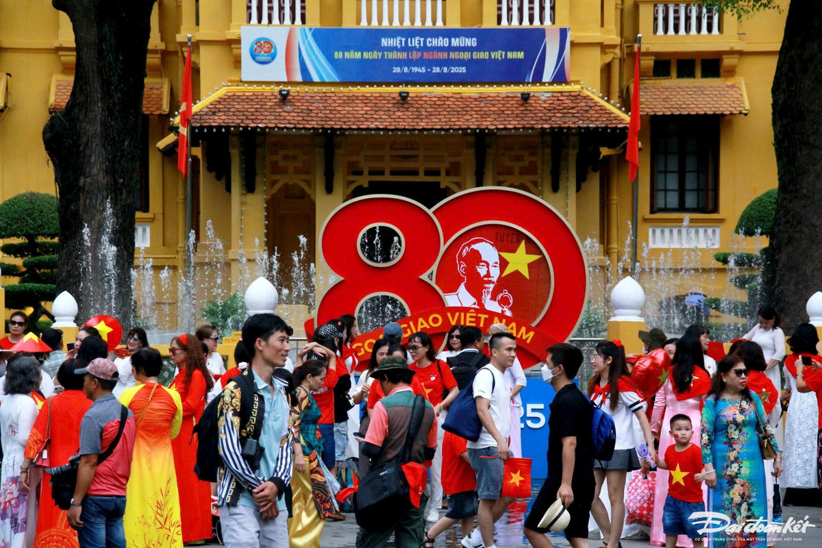 Người dân tranh thủ ghi lại khoảnh khắc đặc biệt của những ngày mùa thu lịch sử dân tộc. Ảnh: Phạm Sỹ.