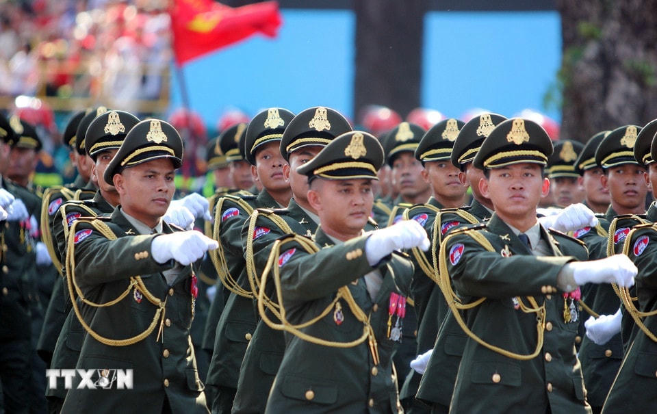 Lực lượng Quân đội Hoàng gia Campuchia tham gia Tổng duyệt kỷ niệm 50 năm Ngày Giải phóng miền Nam, thống nhất đất nước. (Ảnh: Thanh Vũ/TTXVN)