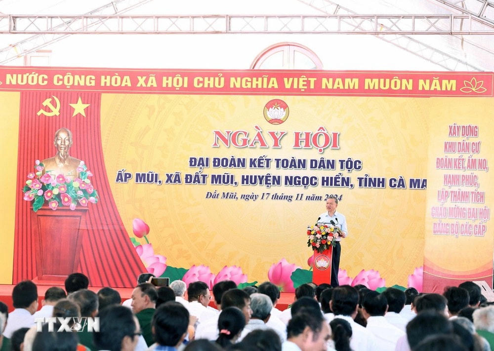 Ngày 17/11/2024, Tổng Bí thư Tô Lâm dự Ngày hội Đại đoàn kết toàn dân tộc tại ấp Mũi, xã Đất Mũi, huyện Ngọc Hiển, Cà Mau. (Ảnh: Thống Nhất/TTXVN) ttxvn_tong_bi_thu_to_lam_du_ngay_hoi_dai_doan_ket_toan_dan_toc_tai_ca_mau (3).jpg