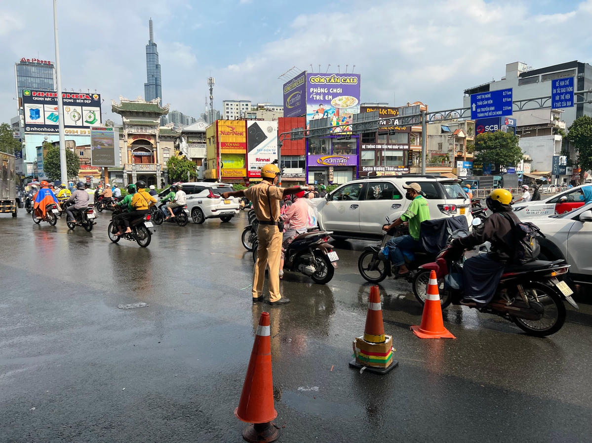Cảnh sát giao thông phân luồng tại nút giao thông Hàng Xanh.