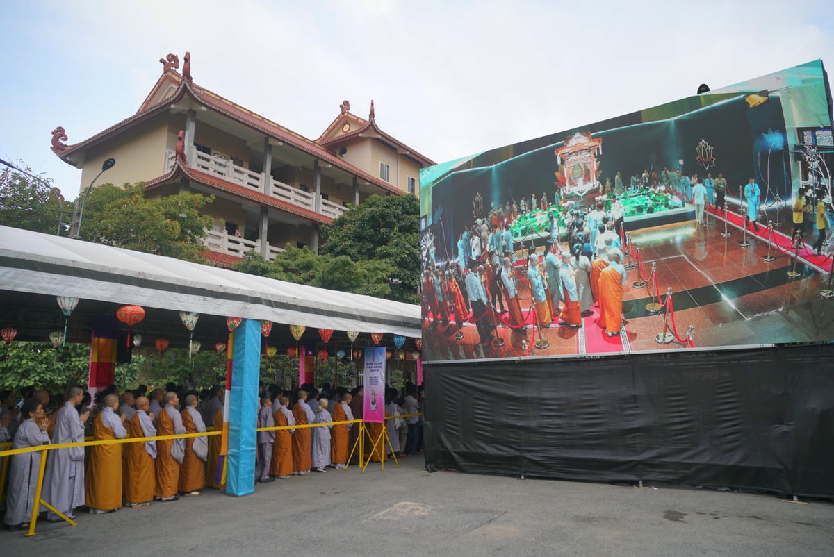 Bên cạnh chiêm bái trực tiếp, Ban Tổ chức còn bố trí màn hình lớn để người dân, các phật tử, tu sĩ chiêm bái qua màn hình. (Ảnh BTC).