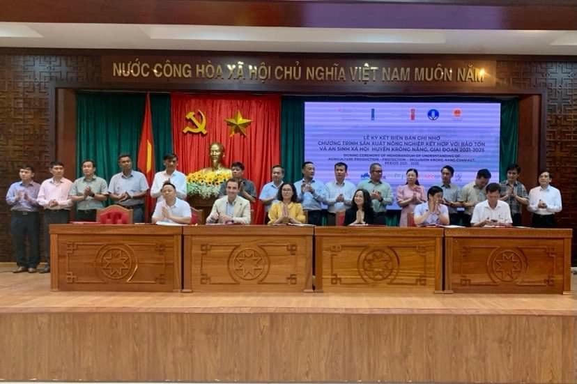 Các đơn vị tham gia chương trình ký kết phối hợp thực hiện Chương trình sản xuất bền vững kết hợp với bảo tồn tài nguyên và an sinh xã hội giai đoạn 2021-2025.