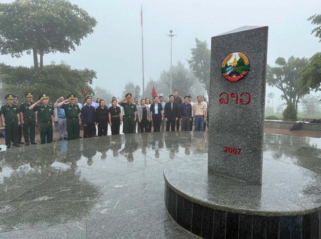 Lãnh đạo tỉnh Quảng Ngãi tổ chức chào cờ, thăm Cột mốc ba biên. (Ảnh: Cao Nguyên/TTXVN) cot-moc.jpg