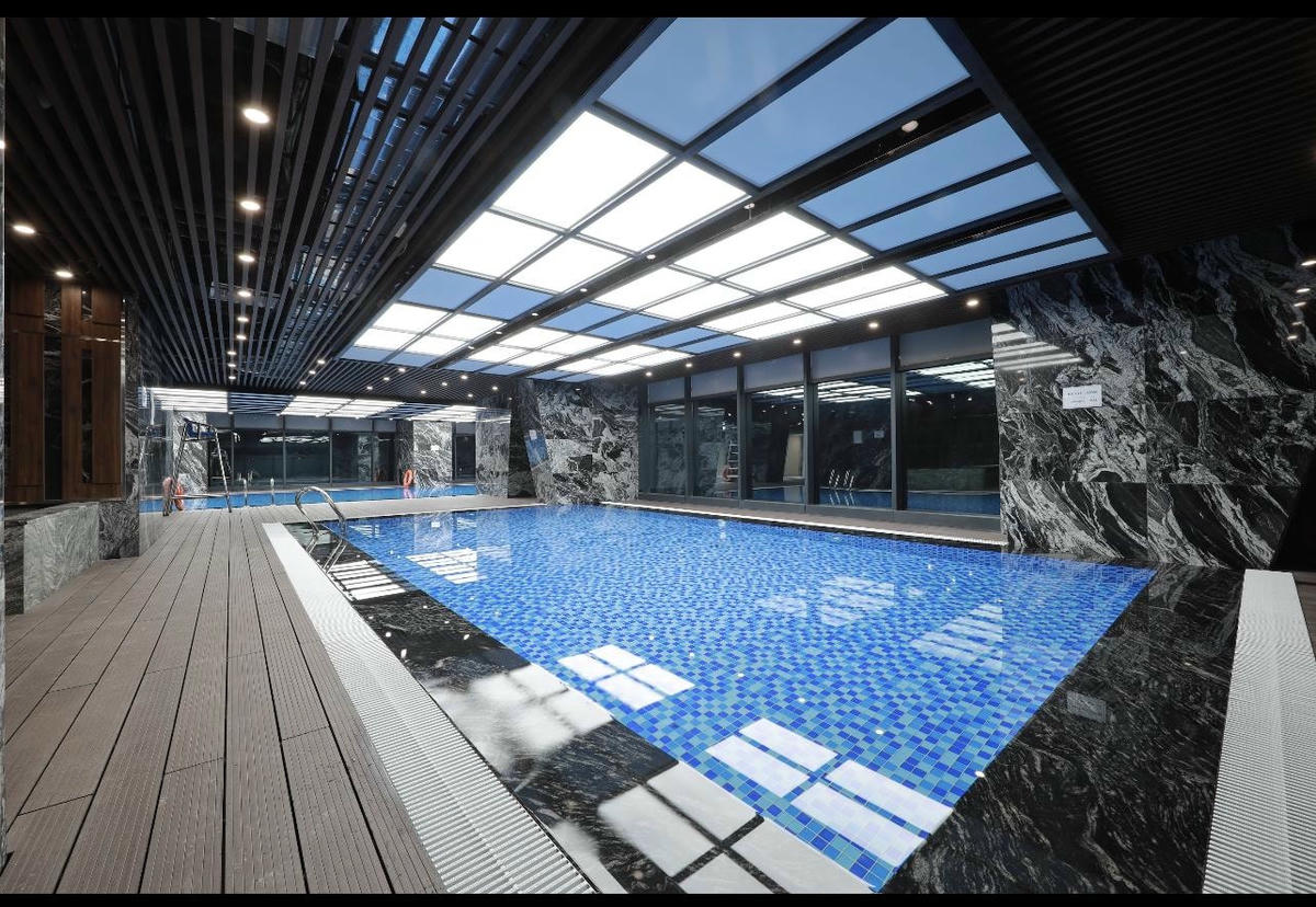 Hoặc góc hồ bơi một buổi chiều cuối ngày, thỏa sức thả trôi cảm xúc trong làn nước mát lành, ngắm nhìn trời mây theo một cách rất “chill”. 