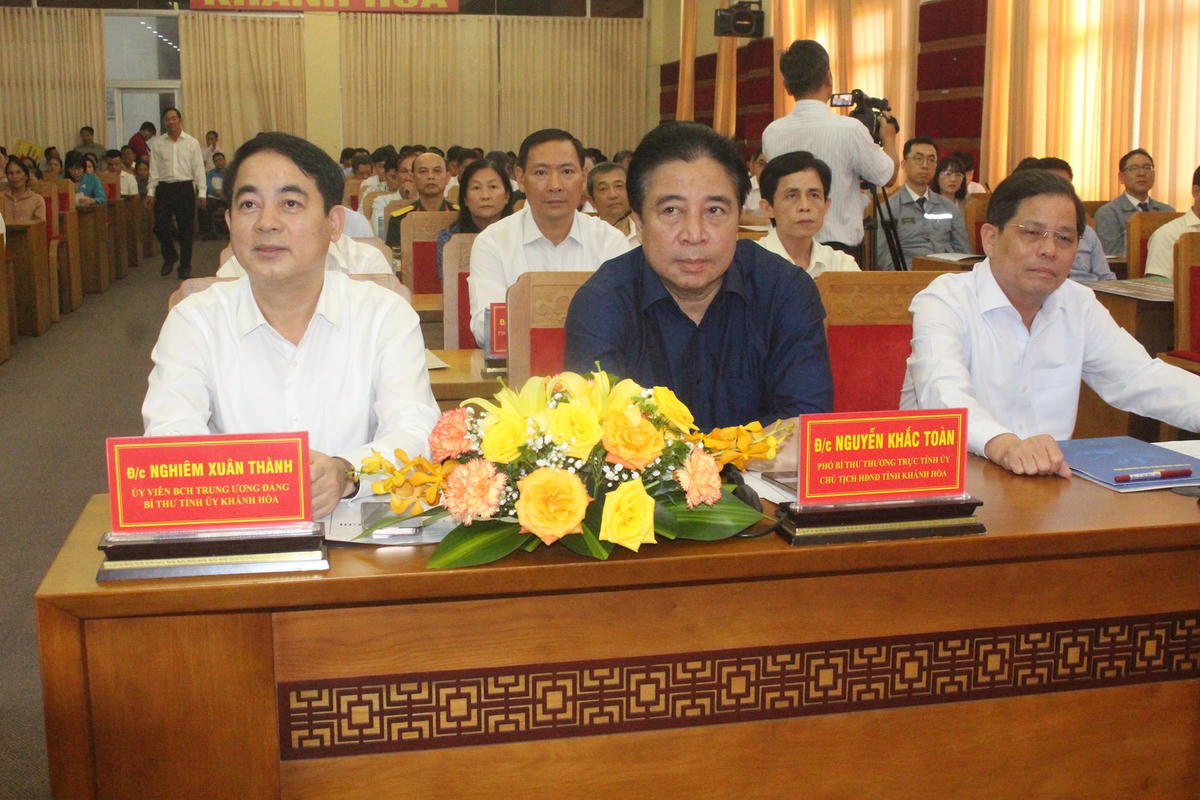 Các đại biểu tham dự buổi lễ.