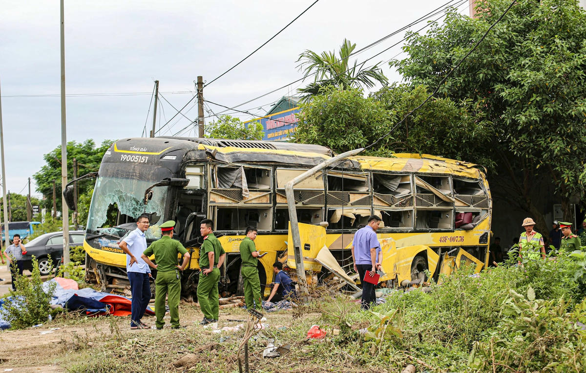 Lực lượng công an và viện kiểm sát nhanh chóng có mặt để tiến hành khám nghiệm hiện trường vụ tai nạn. Ảnh: Cẩm Kỳ