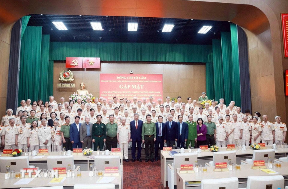 Tổng Bí thư Tô Lâm gặp mặt cán bộ công an chi viện chiến trường miền Nam. (Ảnh: Thống Nhất/TTXVN)