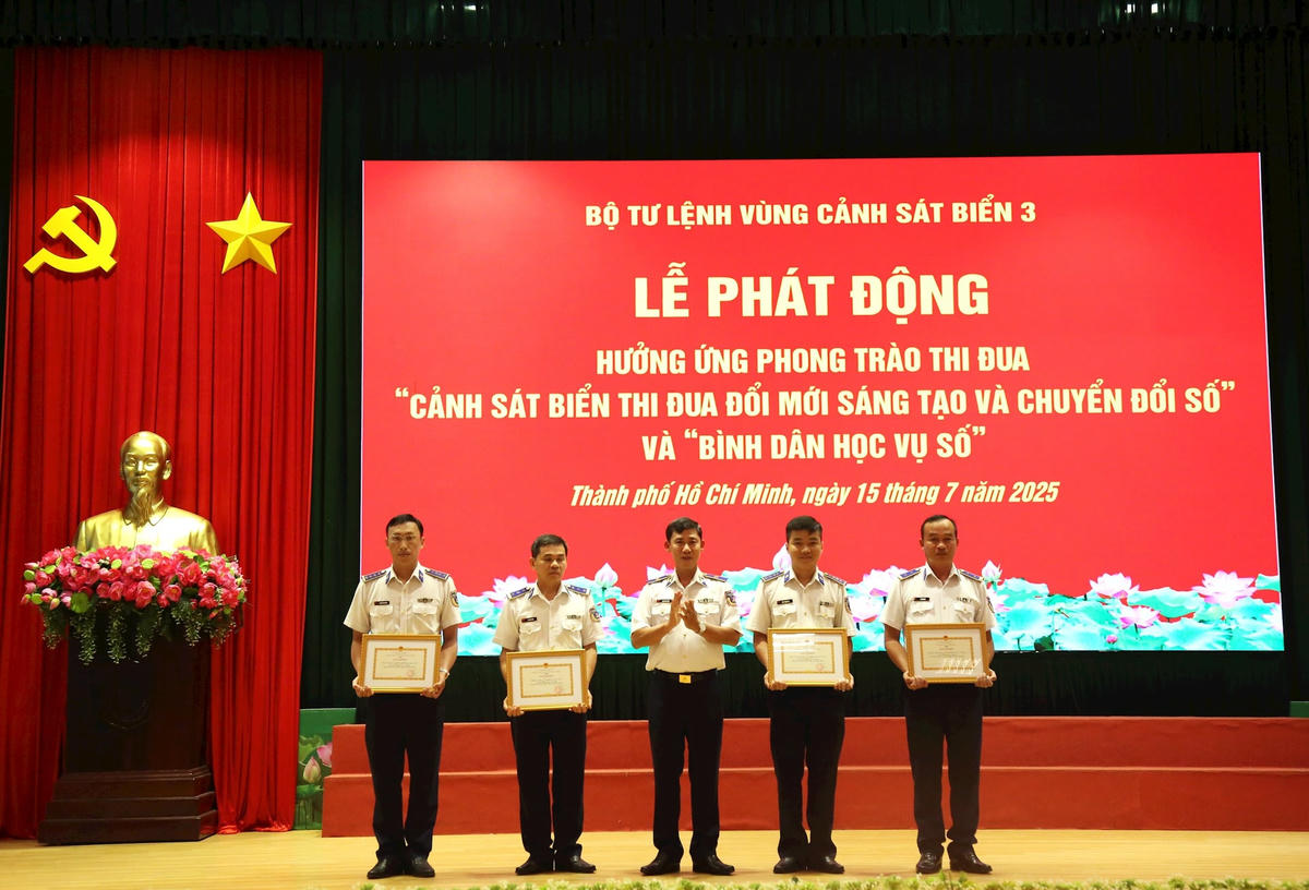 Thiếu tướng Ngô Bình Minh, Tư lệnh Vùng CSB 3 trao thưởng cho các tập thể có thành tích tốt trong đợt thi đua cao điểm lập công dâng Đảng