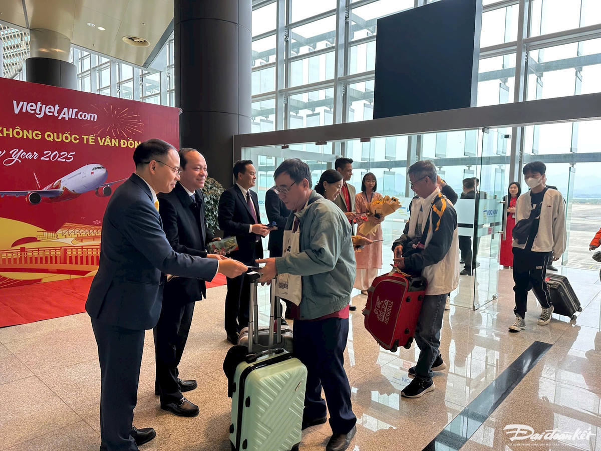 VDO đón khách xông đất Tết Ất Tỵ