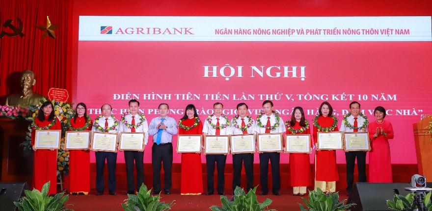 Agribank tôn vinh những tập thể, cá nhân xuất sắc trong các phong trào thi đua yêu nước tại Hội nghị điển hình tiên tiến lần thứ V.