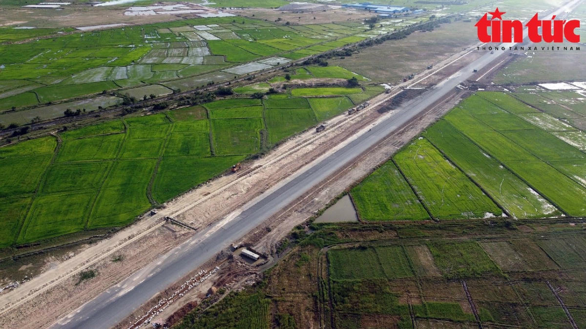 Cao tốc Vĩnh Hảo - Phan Thiết dài 100,8 km nối tiếp với cao tốc Cam Lâm – Vĩnh Hảo, giai đoạn 1 dự án xây dựng 4 làn xe, vận tốc thiết kế 80 km/giờ, giai đoạn hoàn chỉnh sẽ đầu tư 6 làn xe, vận tốc thiết kế 120 km/giờ.