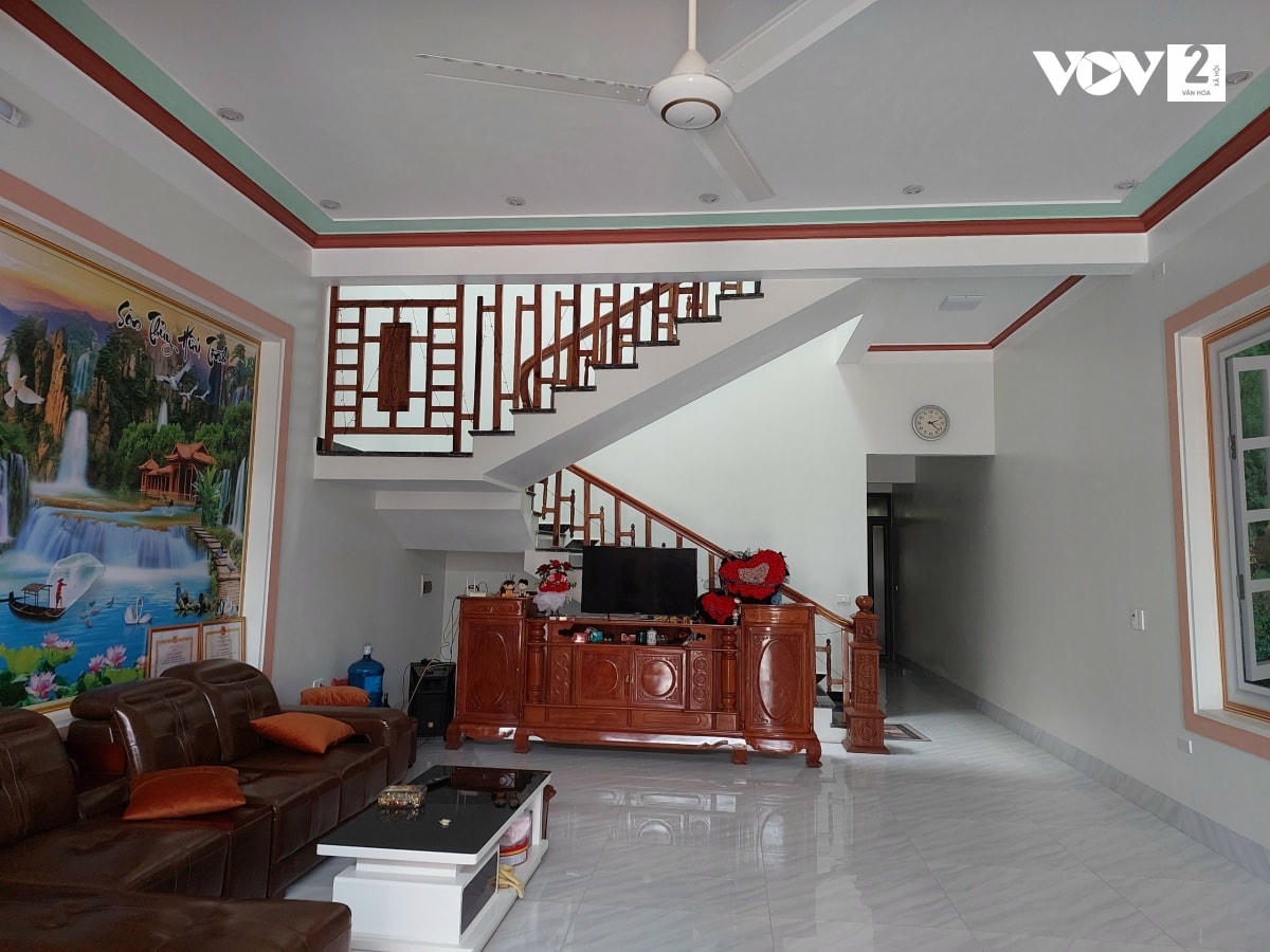 Mẹ con chị Hoàng Bích Liên giờ đã có nhà cao cửa rộng. Ảnh: vov.vn