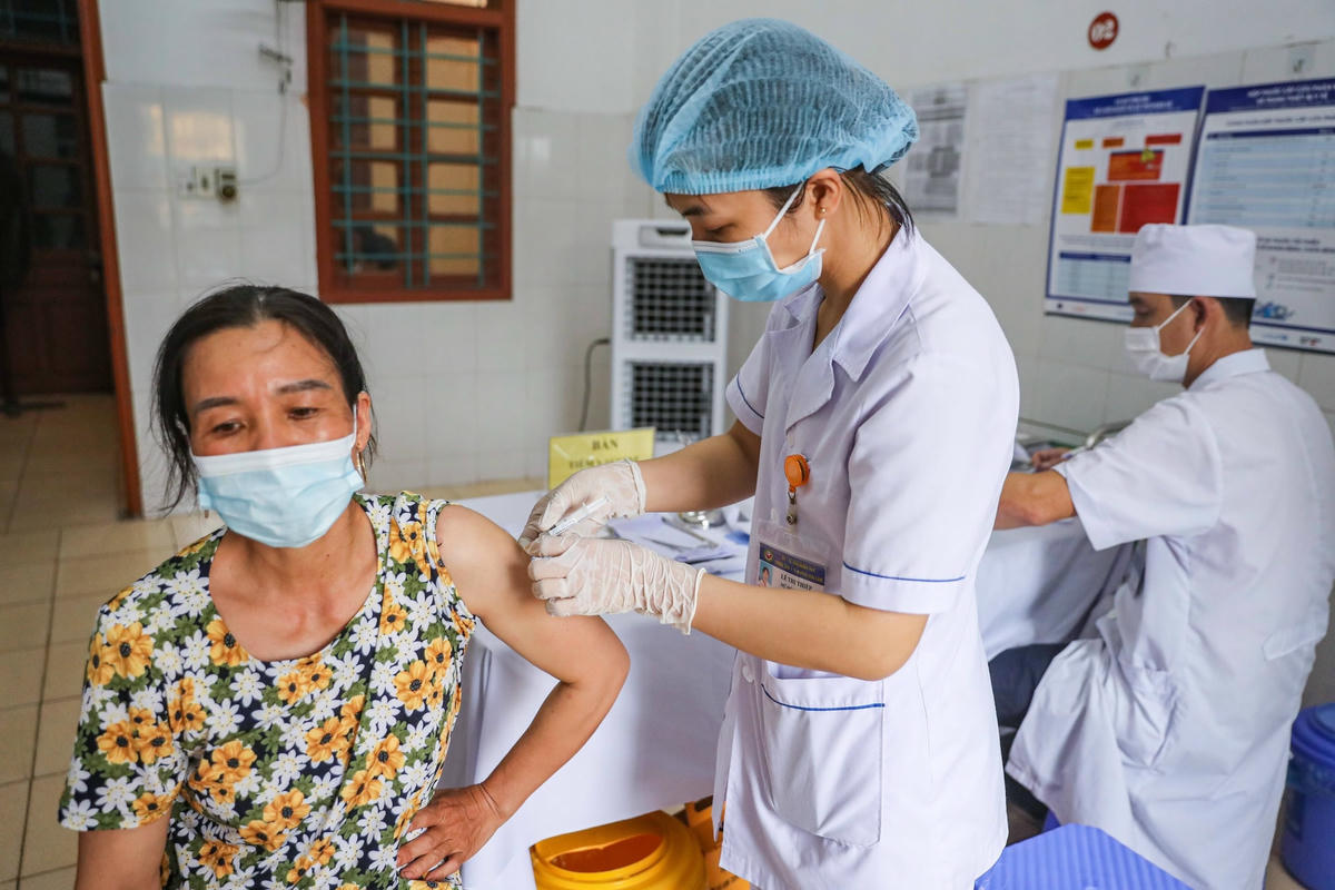 Tiêm vaccine phòng Covid-19 cho người dân. Ảnh: Quang Vinh.