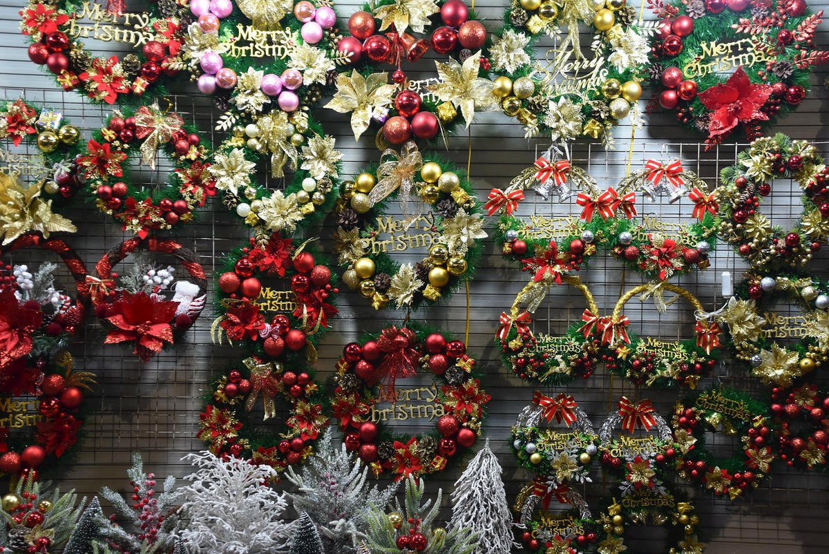 Dịp Noel hàng năm, con phố này được trang hoàng như một trung tâm ánh sáng. Màu sắc tỏa ra từ vật liệu, hình khối trang trí như lời mời gọi khó từ chối.